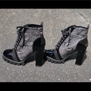Women’s heel bootie